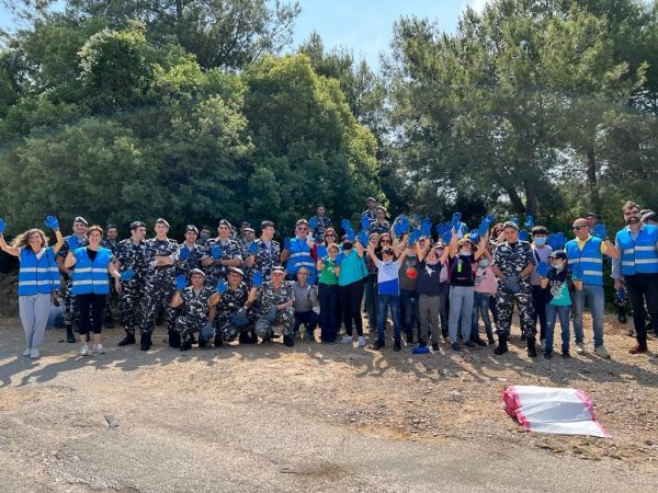 Lebanese civil society and security forces unite in a clean-up action for the environment