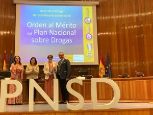 La ministra de Sanidad entrega a la FIIAPP una condecoración por su excelencia en el trabajo de lucha contra las drogas en América Latina y el Caribe
