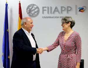 La Federación Española de Municipios y Provincias y la FIIAAP/Cooperación Española acaban de firmar un convenio por el que se comprometen a facilitar la participación de profesionales de administraciones locales en proyectos de cooperación internacional.