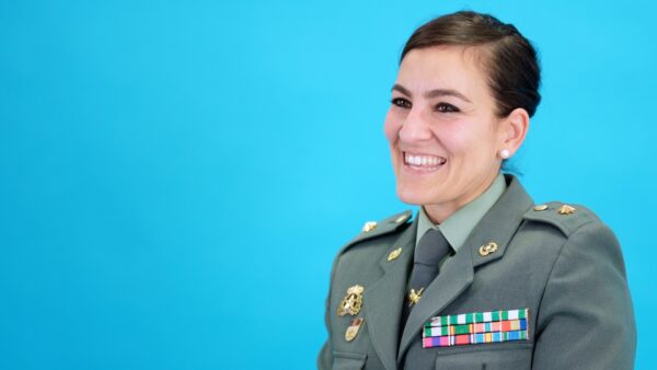 Conocemos a la comandante de la Guardia Civil y cooperante en México, Adriana Tostón. ¿Qué le inspiró a cooperar? ¿Qué aprendizajes extrae de la experiencia? ¡Descúbrelo en el vídeo!